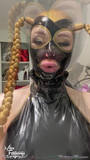 Miss Fetilicious - A Gold Latex Day